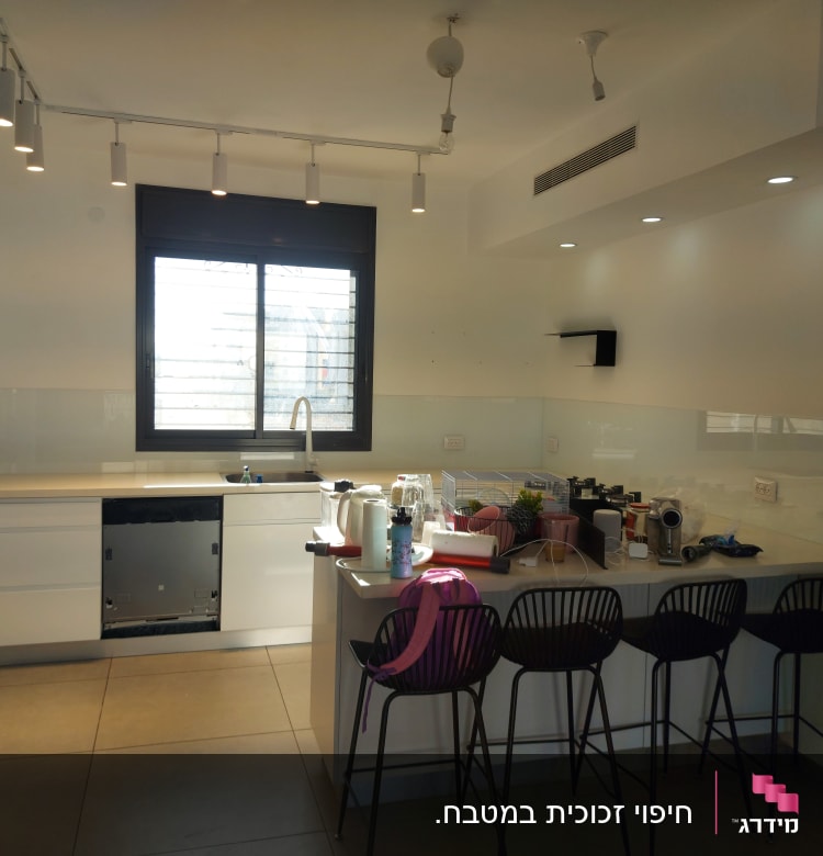 זכוכית על הקיר מעל השיש במטבח מודרני